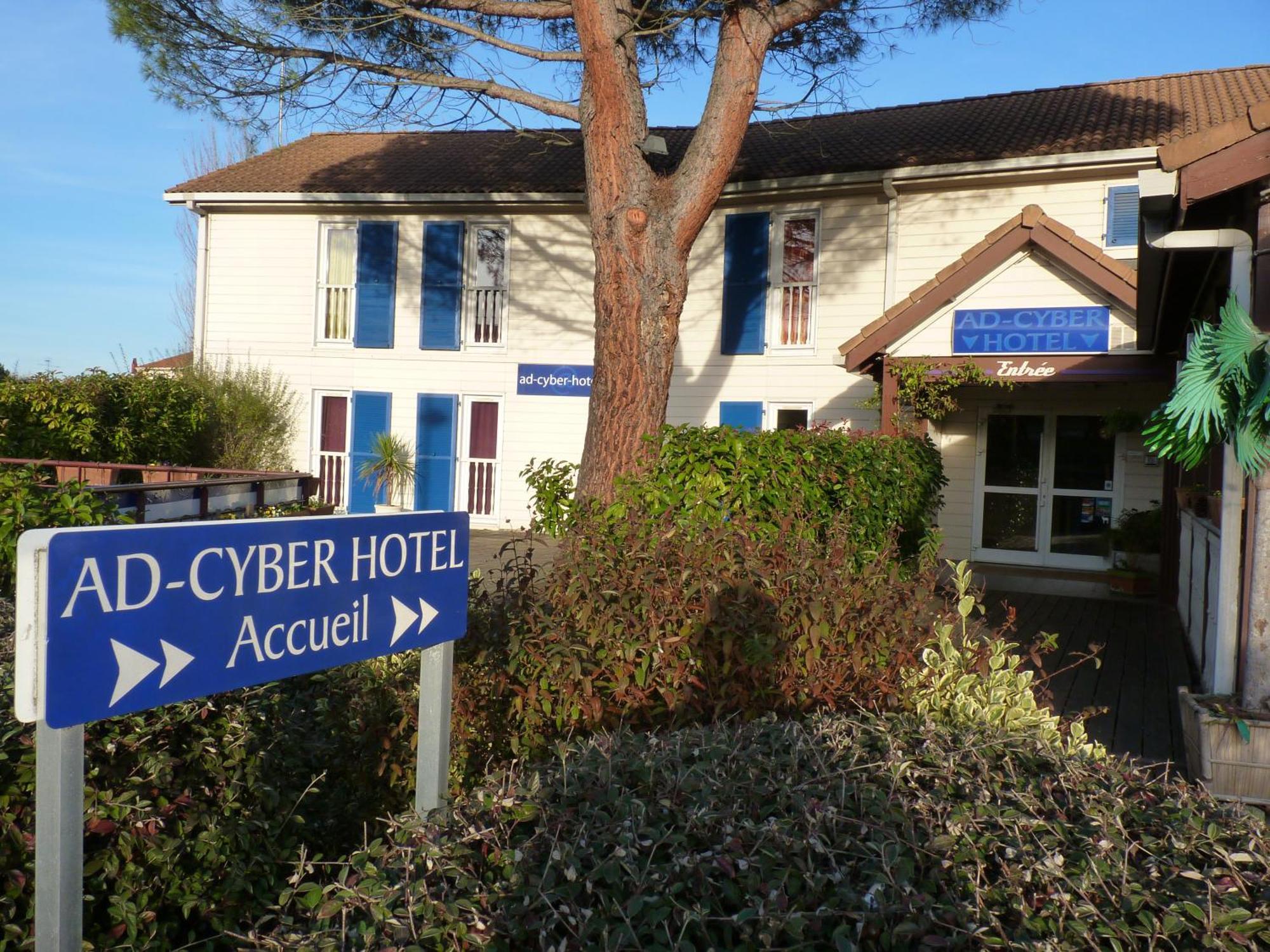 Ad Cyber-Hotel LʼUnion Exteriér fotografie
